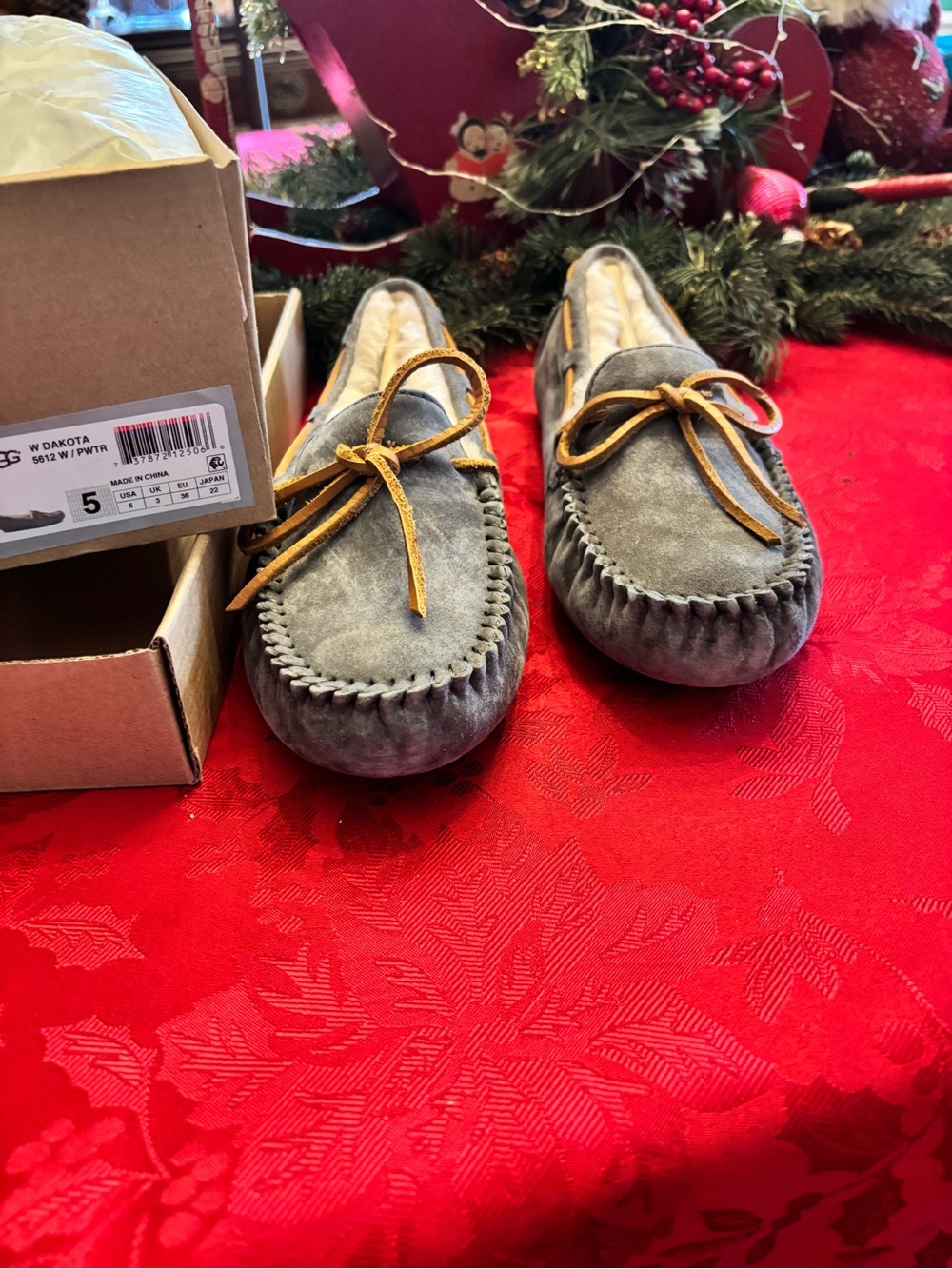 UGG Women’s Dakota moccasin slippers in pewter grey size 5 NWB